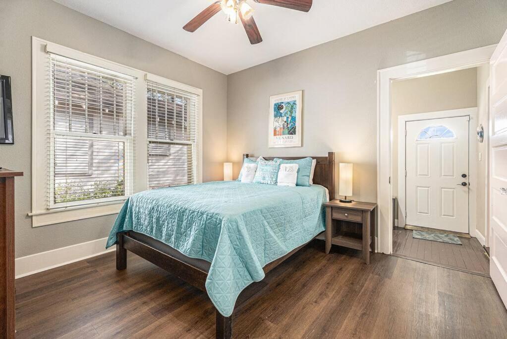 Beachy Bungalow! 2Bd, King Bed غالفيستون، تكساس المظهر الخارجي الصورة
